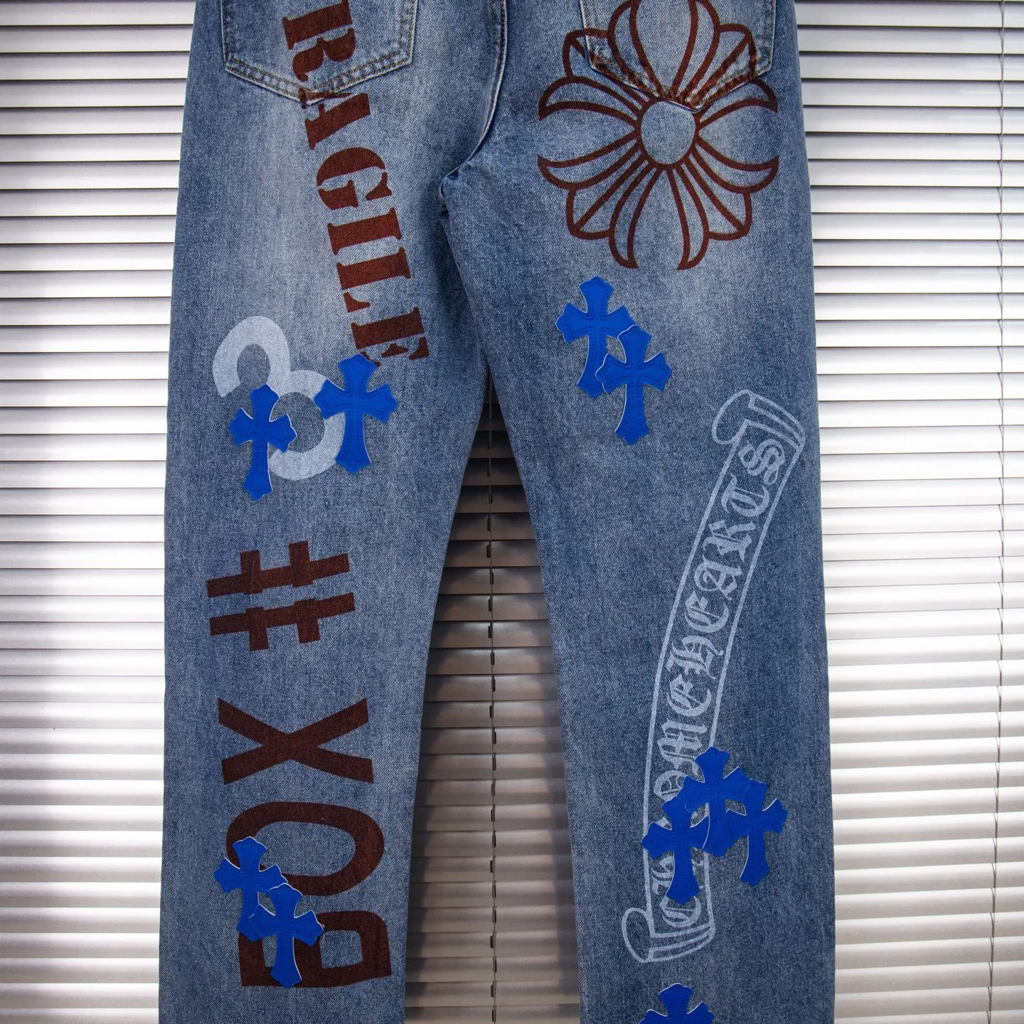 P260 Chrome Hearts washed graffiti blue cross couple jeans are a hot trend this season and are sought after by countless celebrities and fashionistas. The neat details of the cutting process add color to the playful fashion! The neat and meticulous design, and the well-fitting structure is unique. The upper body not only has outstanding recognition, but also looks younger and younger. A style with the ultimate wearing meaning and performance, gorgeous color matching, and the craftsmanship of this style is also extremely extraordinary. After the finished product is washed, it is disassembled and hand-made with sheepskin cross leather and then spliced ​​together to complete. The whole piece has too many craftsmanship to describe. It is decorated with patchwork cross flowers and high-waisted washed jeans! ! Absolutely high-end luxury product, a god-level single product, a super popular product, made by top heavy industry, a magic weapon that cannot be missed to hit the streets. Style number: 1834# Size: 28 30 32 34 Color: blue